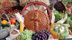 Geschmückter Altar mit Brot und feldfrüchten