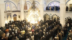 5.000 Muslime beten in der Sehitlik-Moschee im Berliner Stadtteil Neukölln zu Beginn des Opferfestes.