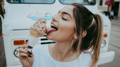 Frau leckt Eis
