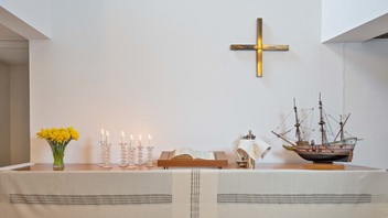 Der Altar in einer finnischen Kirche in Hamburg