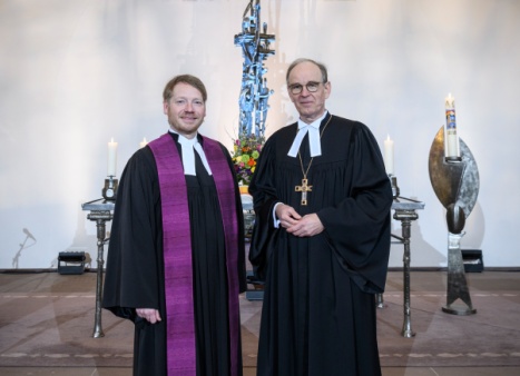 Ralf Meister, Landesbischof in Hannover (r) und Pfarrer Nico Szameita