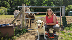 Astrid Fähling mit Hund und Eseln auf dem Lohmühlenhof