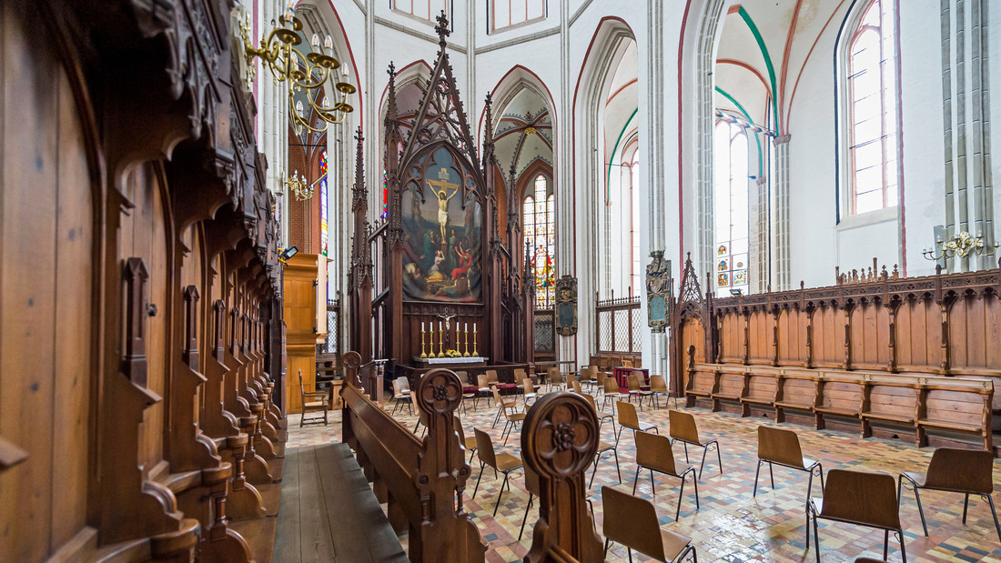 Innenraum mit Altar im Schweriner Dom