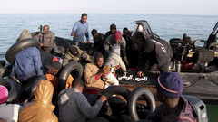 Migranten, hauptsächlich aus Afrika südlich der Sahara, werden in der Nähe von Sfax von der tunesischen Nationalgarde bei dem Versuch aufgehalten,über das Mittelmeer nach Italien zu gelangen