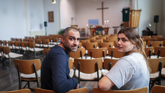 Das kurdisch-irakische Paar Dilshad (l., 43) und Nahida (38) im Kirchenraum