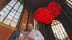 Liebe feiern unter Bremer Liebfrauenkirche unter einem Riesenherz.