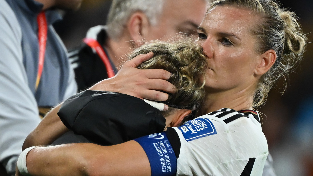 Alexandra Popp (r) umarmt Deutschlands Svenja Huth nach dem Spiel Südkorea - Deutschland