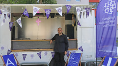 Vikar Philipp Raekow an seinem Food Truck