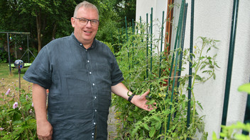 Pfarrer Thomas Berthold mit Tomatenpflanzen