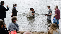 Jugendlicher wird bei einer Taufe im Fluss untergetaucht