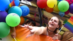 Wagen einer CSD-Parade mit vielen bunten Luftballons