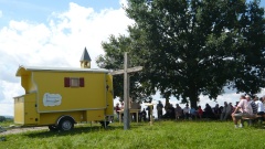 Kirche im Schäferwagen beim Gottesdienst