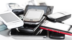 Konfis sammeln alte Smartphones und Handys für guten Zweck.