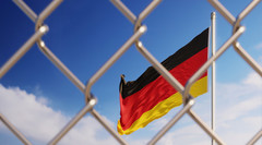 Deutschlandflagge hinterm Zaun