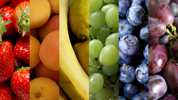 Montage aus sommerlichen Früchten, die zusammen die Farben des Regenbogens ergeben.