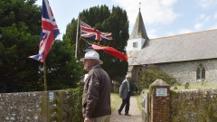 Briten in Littlington in Großbrittanien vor Kirche