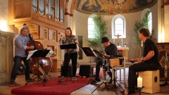 Popkantorin Hanna Jursch mit Musikern in  einer Kirche