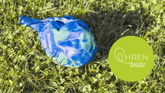 leerer Luftballon einer Weltkugel im Gras