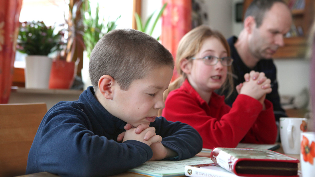 Kinder beim Gebet am Tisch