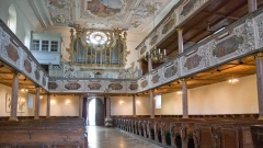 Kircheninnenraum mit Orgel in S. Oswald in Regensburg