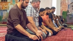 Muslime, die in einer Moschee beten.