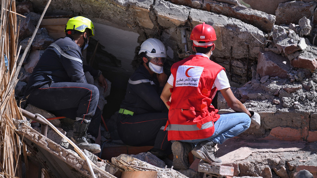 Rettungskräfte suchen nach dem Erdbeben nach Überlebenden 