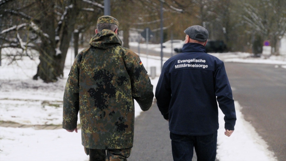 Militärseelsorger und Soldat im Gespräch (anonymisiert).