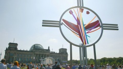 Versöhnungskreuz beim Schlussgottesdienst des ersten Ökumenischen Kirchentages 1.6.03 vor dem Berliner Reichstag