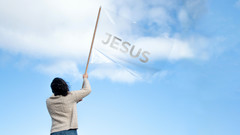 Frau schwenkt Fahne mit Jesus Aufschrift