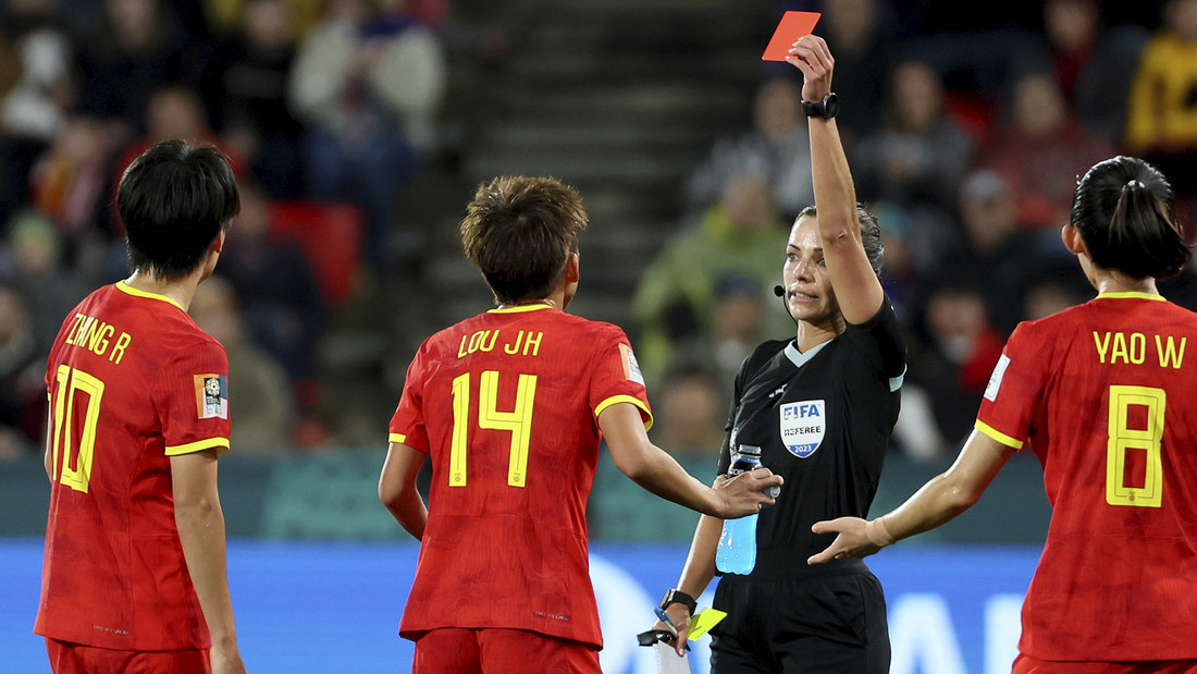 Fußball-WM der Frauen 2023, Schiedsrichterin Marta Huerta de Aza (2.v.r) zeigt der chinesischen Spielerin Zhang Rui (l) die Rote Karte