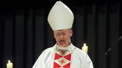 Nicholas Baines, Bischof von Leeds, steht am Altar der Berliner Kaiser-Wilhelm-Gedächtniskirche