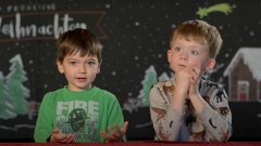zwei Kinder vor Weihnachtlichem Hintergrund im Fernsehstudio