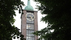 Statt Glockengeläut E-Gitarrenklänge vom Kirchturm in Hamburg