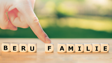 Würfel mit Buchstaben der Wörter Beruf und Familie