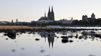 Der Rhein bei bei Köln bei starkem Niedrigwasser, der Rheinpegel ist gefallen auf 82 cm und fällt weiter. Die lange Dürre hat dafür gesorgt, dass das Deutzer Rheinufer und der Rheinpark weitgehend ausgetrocknet sind. Schubschiffe können schon jetzt nur noc