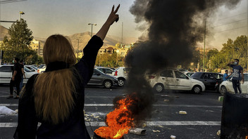 Frau mit Victory-Zeichen im Iran