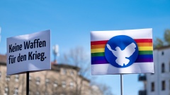 Plakate bei Ostermärschen für Frieden