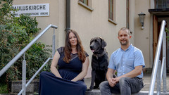 Ellen Weinmann und Florian Düsterwald vor Deutschlands erster Tierbestattungskirche