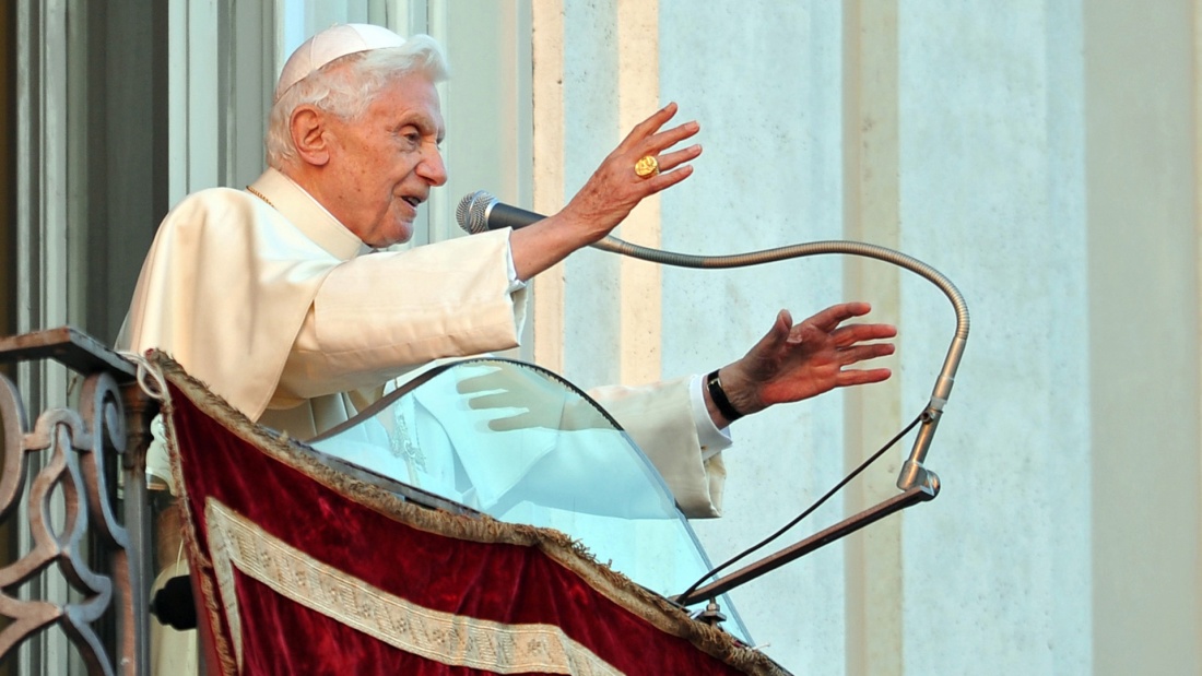 Papst Benedikt XVI. spricht vom vom Balkon des Apostolischen Palastes in Castel Gandolfo bei Rom