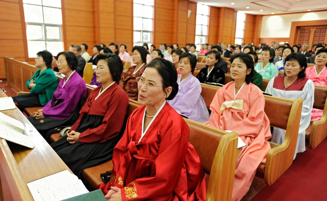 Teilnehmer eines Gottesdienstes in der evangelischen Bongsu-Kirche in Pjöngjang in Nordkorea