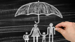 Zeichnung von Familie unter schützendem Schirm