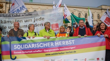 Demonstranten in Berlin halten ein Transparent mit der Aufschrift "Solidarischer Herbst"