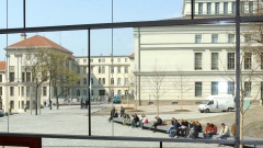 Blick aus dem Foyer des neuen Audimax in Halle an der Saale, im Hintergrund ist der Universitätsplatz mit dem Löwengebäude und dem Melanchtoniasium zu sehen.