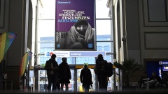 Plakat der Kampagne #ausLiebe der Diakonie Deutschland im Hauptbahnhof in Magdeburg
