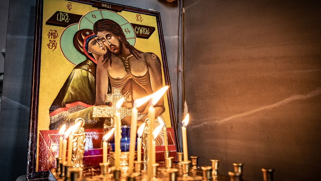 Ukrainisch-Orthodoxer Gottesdienst  mit Heiligenbild mit Kerzen