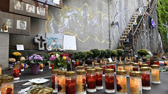 Lichter zum Gedenken an die Opfer des Loveparade-Unglück in Duisburg