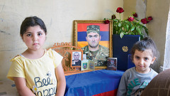 Diese zwei Mädchen haben ihren Vater im Krieg zwischen Armenien und Aserbaidschan verloren