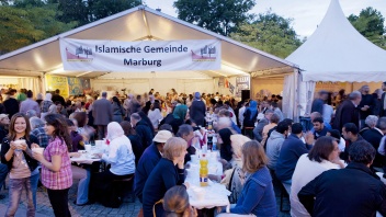 Marburger Bürger feiern gemeinsam mit Muslimen in einem Ramadanzelt.