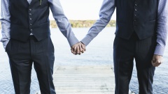 Homosexuelles Paar/zwei Männer halten sich die Hände