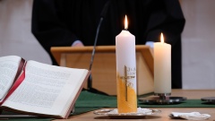 Hochzeitskerze und Bibel bei einer kirchlichen Trauung in der evangelischen Kirche St. Johannes in Regensburg 